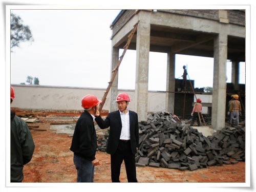 公司領導察看云南紅河在建工程