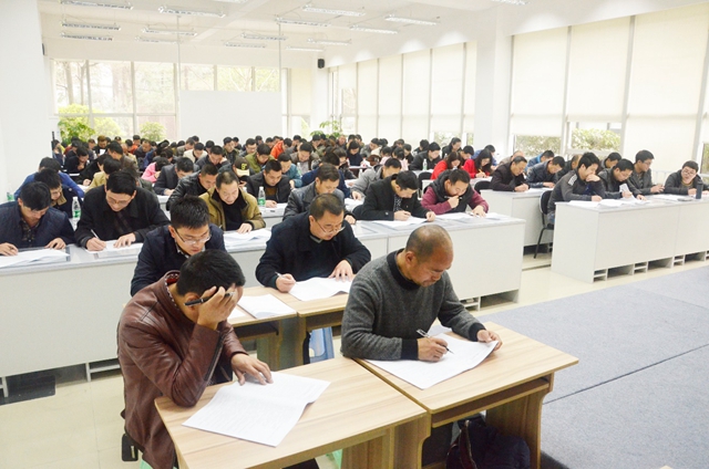 公司組織管理人員參加安全知識培訓考核會