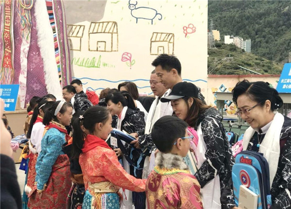 情系教師節 助學獻愛心——成蜀電力集團副總經理陳金華赴四姑娘山鎮小學獻愛心送溫暖