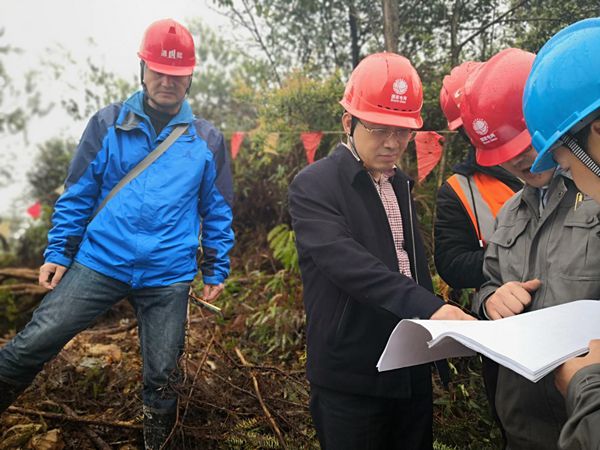 國網江西檢修公司總經理伍小生一行蒞臨500kV孔安一二線跨越遷改工程視察指導工作