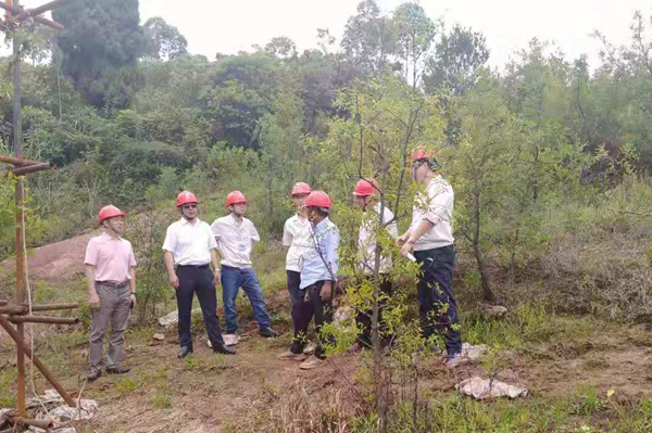 四川電力檢修公司白總一行到500kV山桃線遷改工程施工現場檢查指導工作