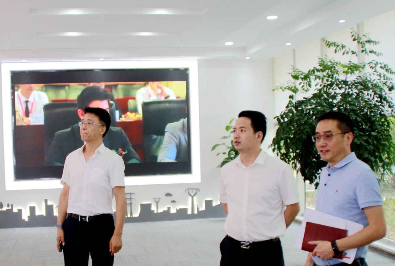 青羊區總工會副主席唐寧，府南街道人大工委主任、總工會主席劉慶一行到成蜀電力集團指導工會工作