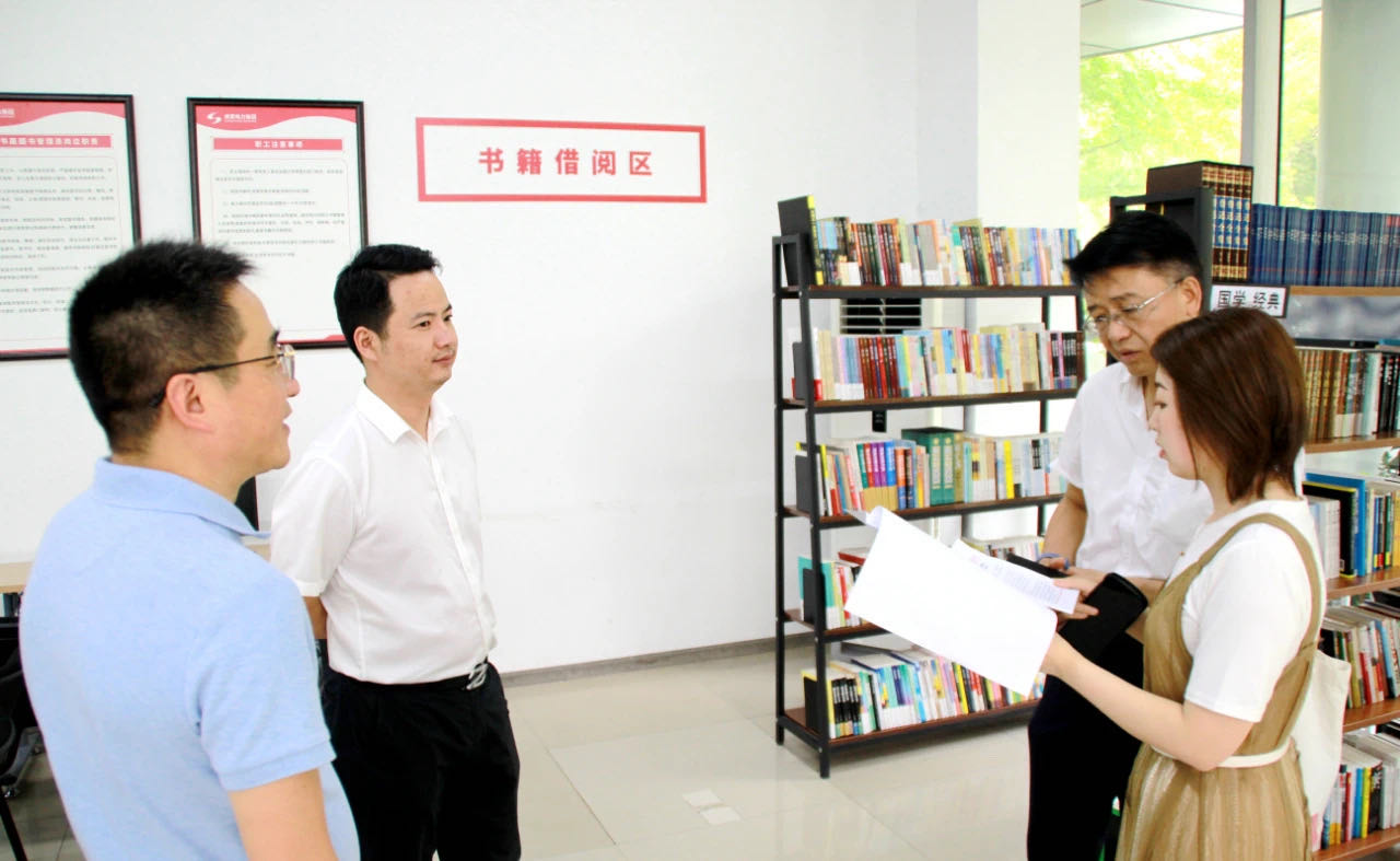 青羊區總工會副主席唐寧，府南街道人大工委主任、總工會主席劉慶一行到成蜀電力集團指導工會工作