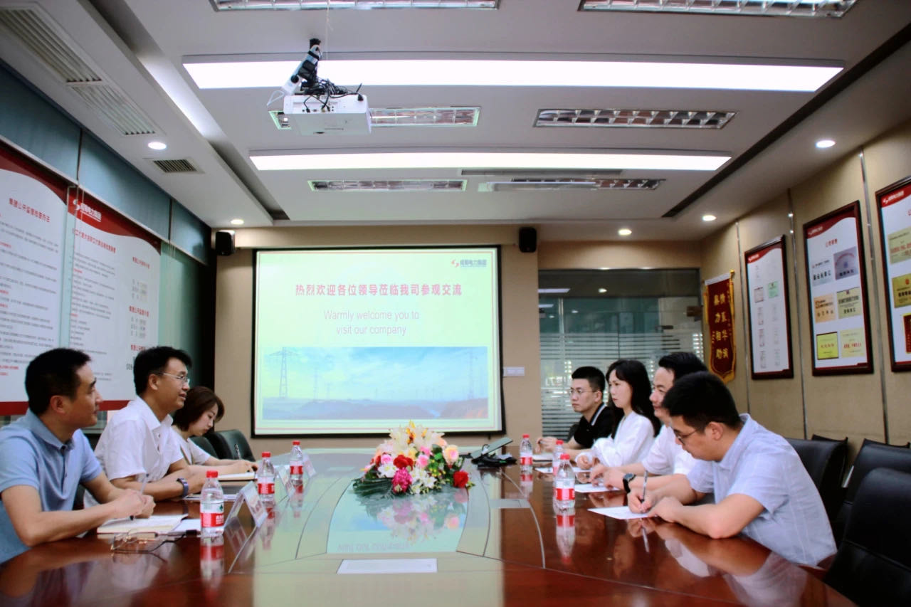 青羊區總工會副主席唐寧，府南街道人大工委主任、總工會主席劉慶一行到成蜀電力集團指導工會工作